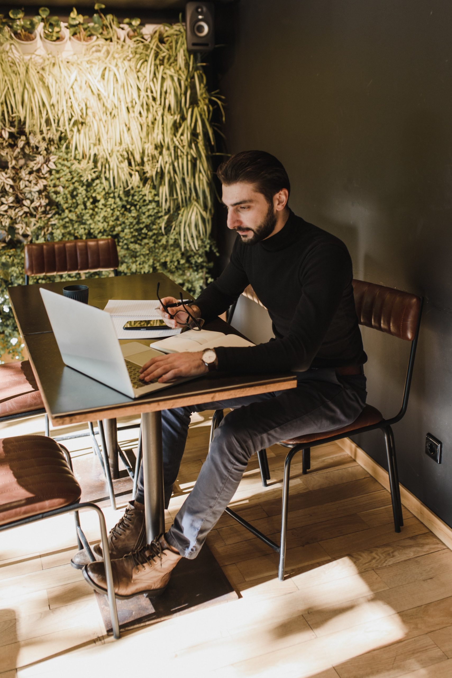 man blogging